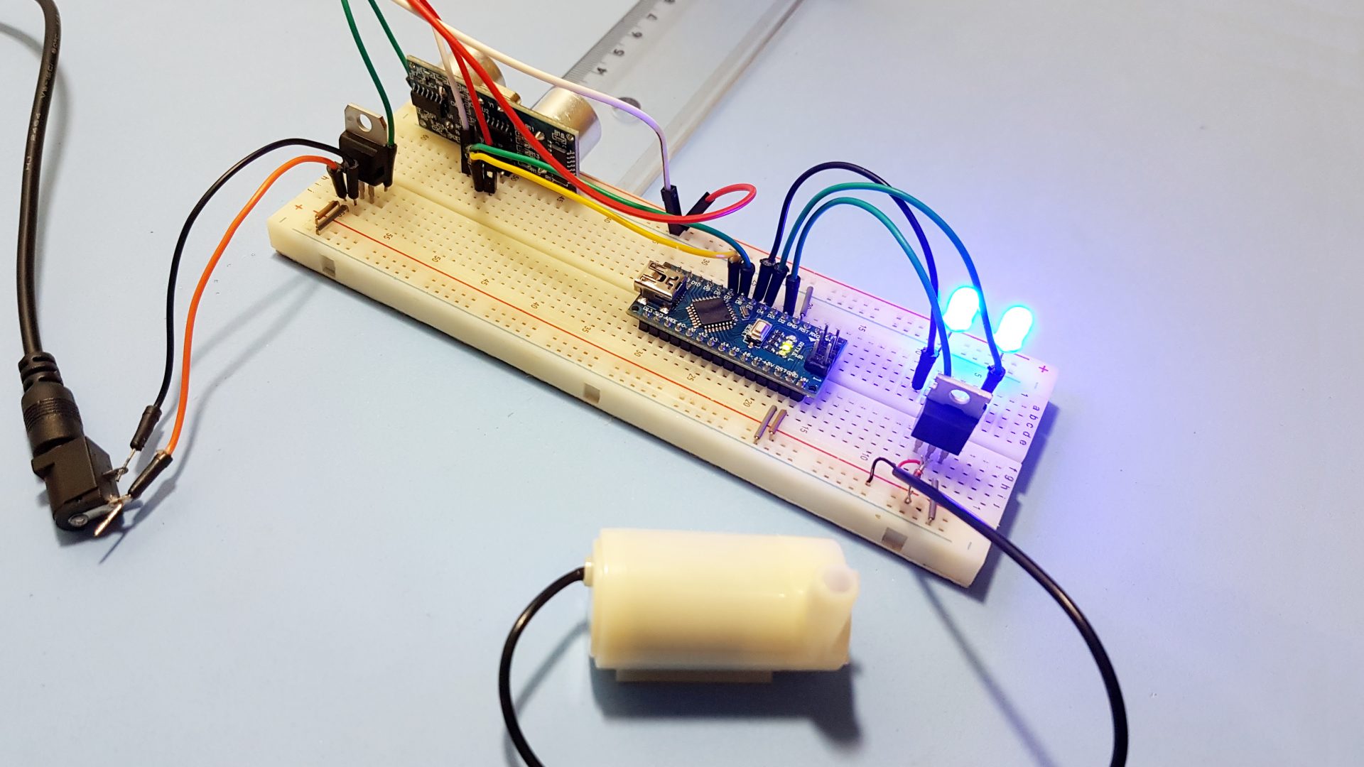 Dispenser Automático de Álcool Gel com Arduino e Sensor Ultrassônico