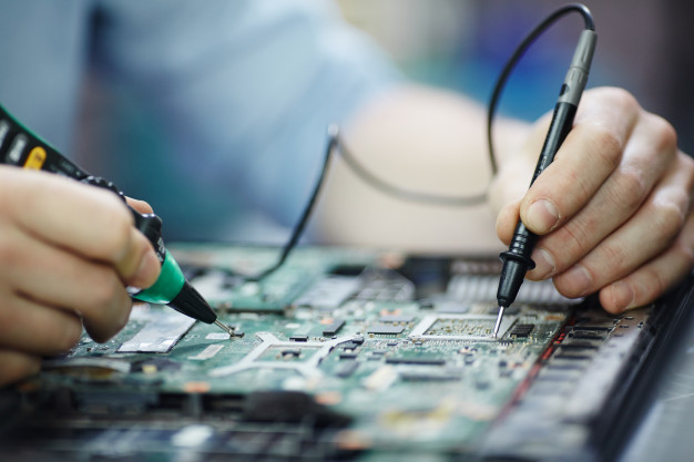 Manutenção na Bancada Eletrônica